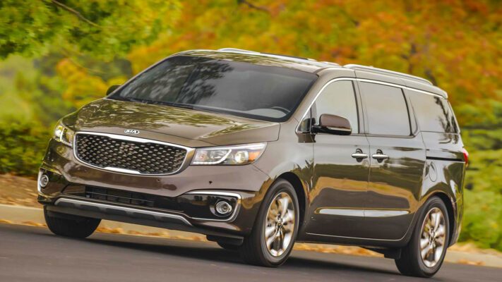 The front of the 7-seat Sedona is simple, modern, and luxurious